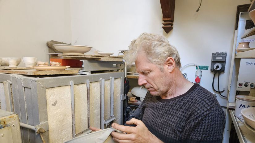 Keramikár Igor Macák pôsobí v košickej Uličke...