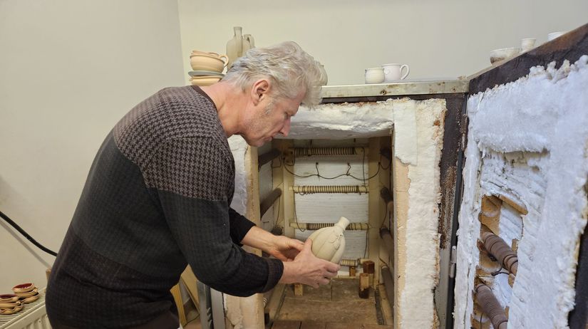 Keramikár Igor Macák pôsobí v košickej Uličke...