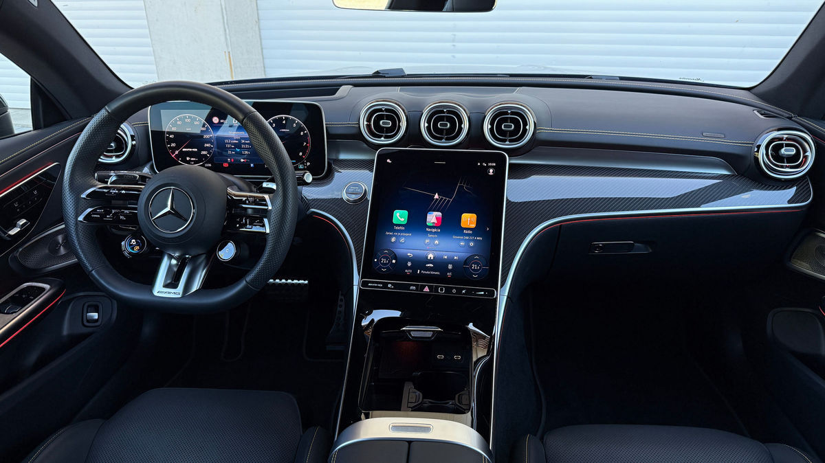 Interiéru dominuje 11,9-palcový vertikálne...