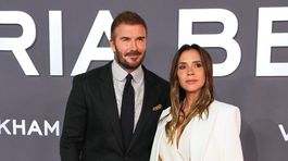 David Beckham (vľavo) a Victoria Beckham pózujú...