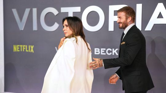 Victoria Beckham (vľavo) a David Beckham pózujú...