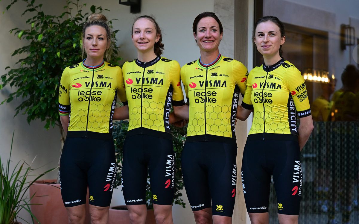 Viktória Chladoňová a jej kolegyne z tímu Visma...