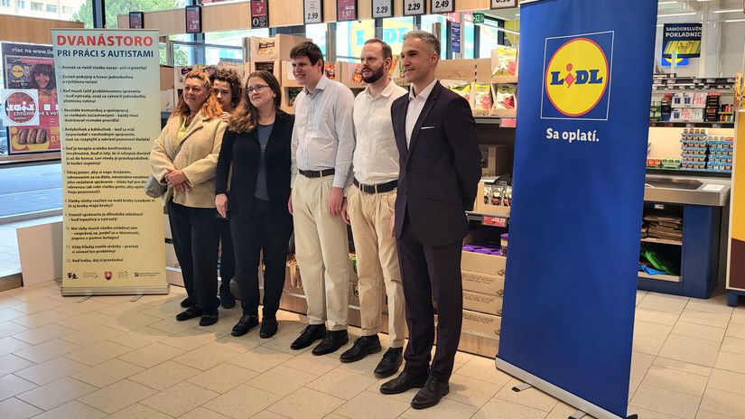 Na snímke sprava hovorca spoločnosti Tomáš...