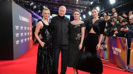 Zľava: Elle Fanning, Stellan Skarsgard, Inga...