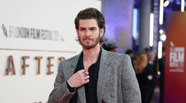 Herec Andrew Garfield na slávnostnej premiére v Londýne. 