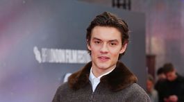 Herec Louis Partridge.