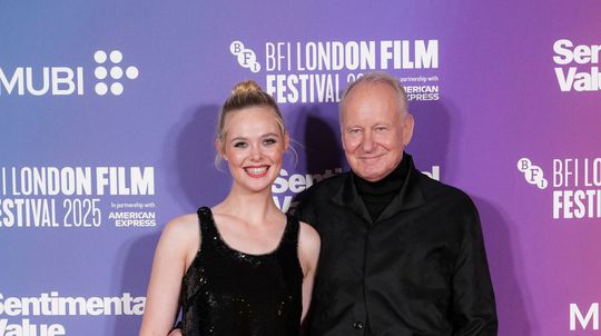 Herečka Elle Fanning a herec Stellan Skarsgard...
