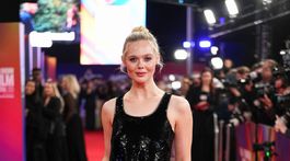 Herečka Elle Fanning pózuje fotografom v Londýne. 