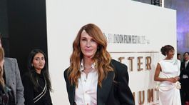 Herečka Julia Roberts pózuje fotografom na premiére novinky After The Hunt.