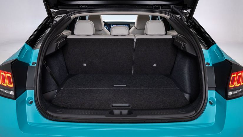 Do kufra sa zmestí 473 litrov batožiny, veko sa...