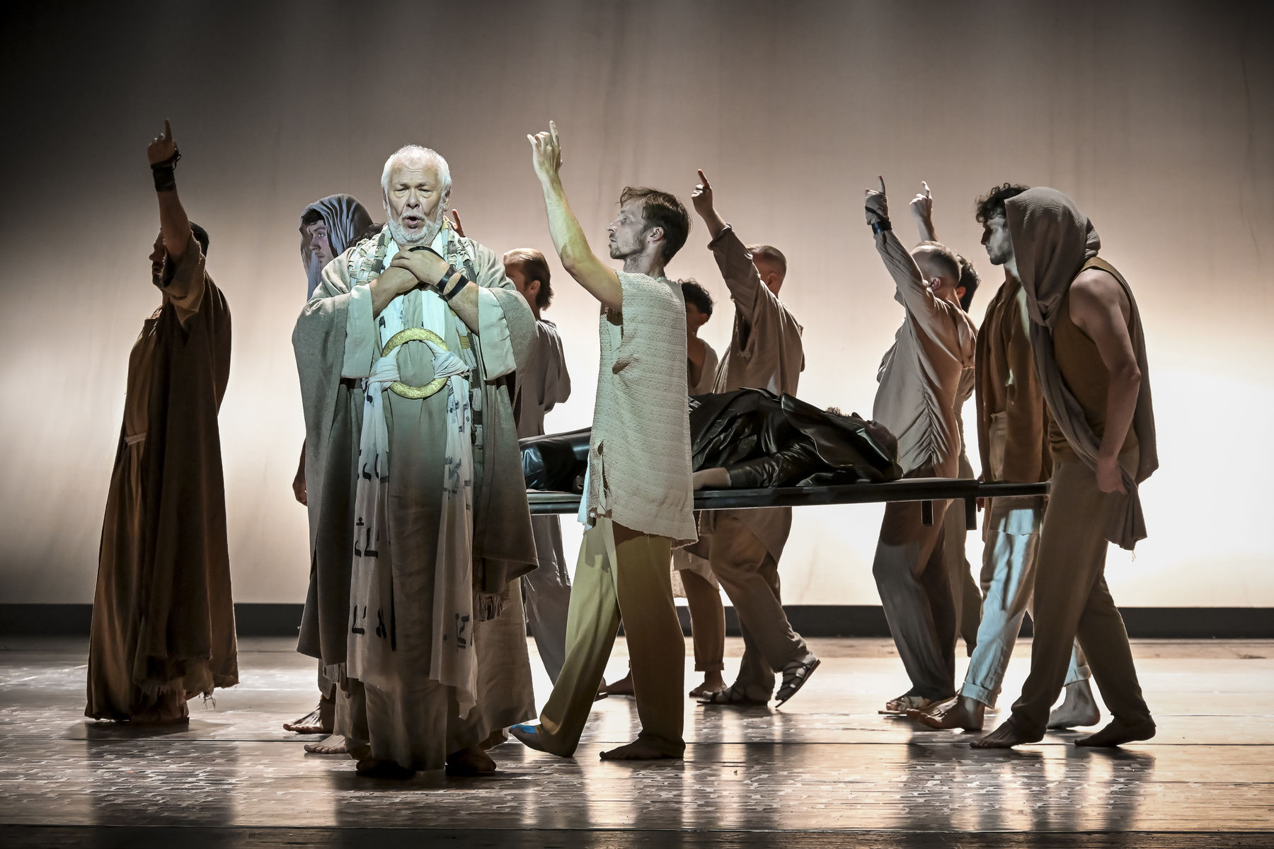 Peter Mikuláš ako hebrejský starec v opere...