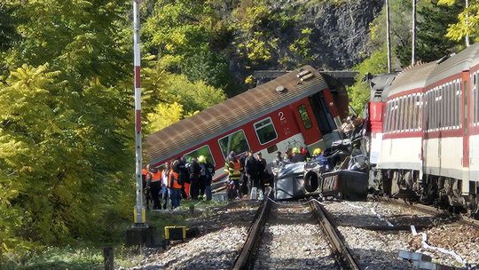 Po nehode vlakov je v nemocniciach 16 ľudí, rušňovodič bojuje o život