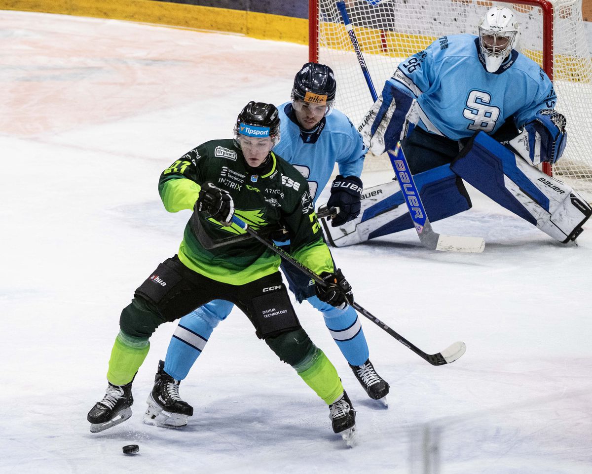 Jakub Dubravík (v zelenom) v zápase Žilina -...