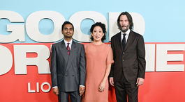 Zľava: Aziz Ansari, Sandra Oh a Keanu Reeves...
