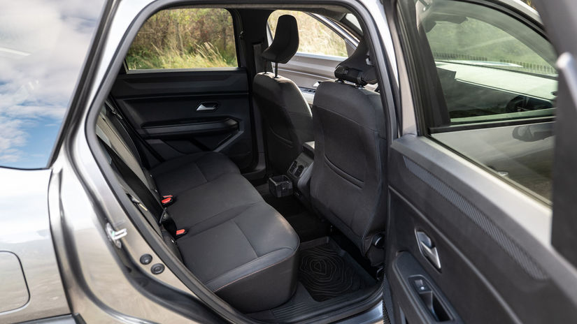 Aj vzadu je Bigster štedrý na miesto. Na kolená...