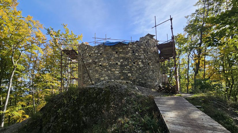 Na hrade Sokoľ sa v týchto dňoch ešte usilovne...