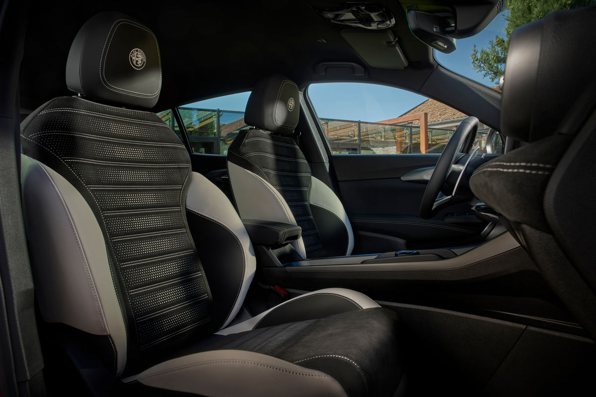 Vo vyšších výbavách sa Tonale môže pochváliť...