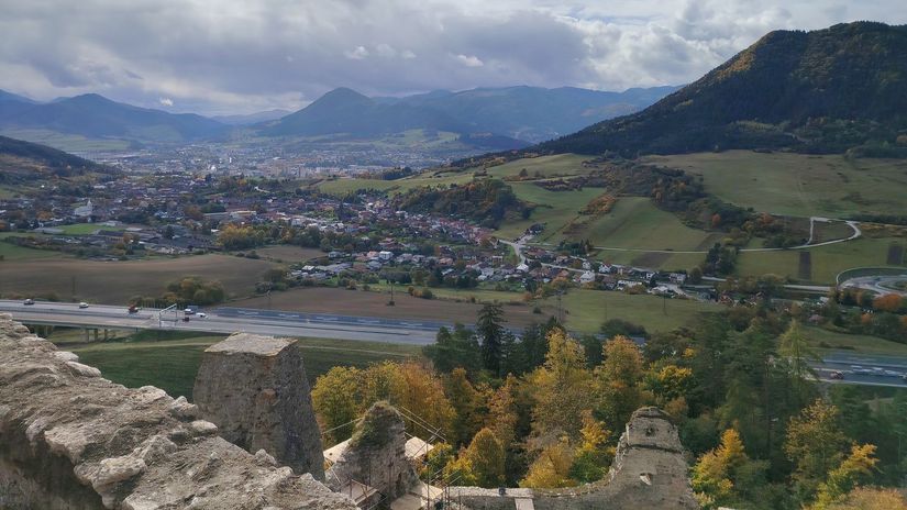 Výhľady z hradu Likava sú nádherné.