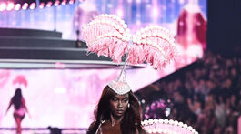 Anok Yai  na prehliadke Victoria's Secret Fashion Show.