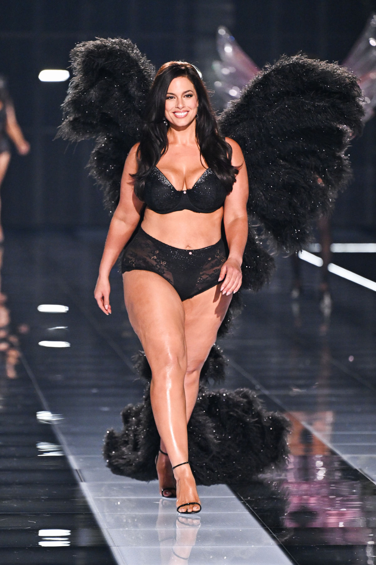 Topmodelka Ashley Graham  počas prehliadky...
