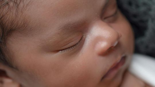 Polícia vyšetruje smrť 12-dňového bábätka, údajne začalo krvácať z nosa počas dojčenia