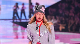 Britská modelka Lila Moss, ktorá je dcérou Kate Mossovej. 