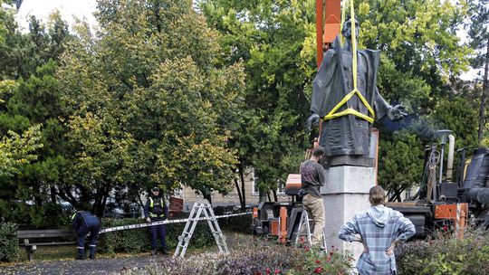 Odstraňovanie pomníka Mareka Čulena na Námestí...