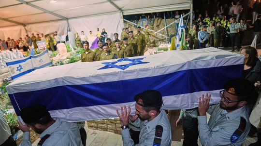 Izrael i Trump hrozia obnovením bojov, ak Hamas nedodrží dohodu
