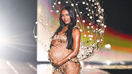 Jasmine Tookes vo vysokom štádiu tehotenstva na...