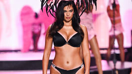 Kráska Emeline Horeau počas prehliadky Victoria's Secret v New Yorku.