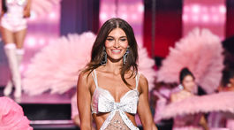 Modelka kráča na prehliadke Victoria's Secret Fashion Show.