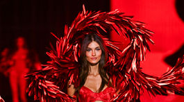 Modelka Grace Elizabeth na móle Victoria's Secret Fashion Show.