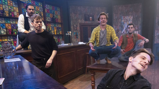 V muzikálovej šou Pánska jazda sa deväť mužov v...