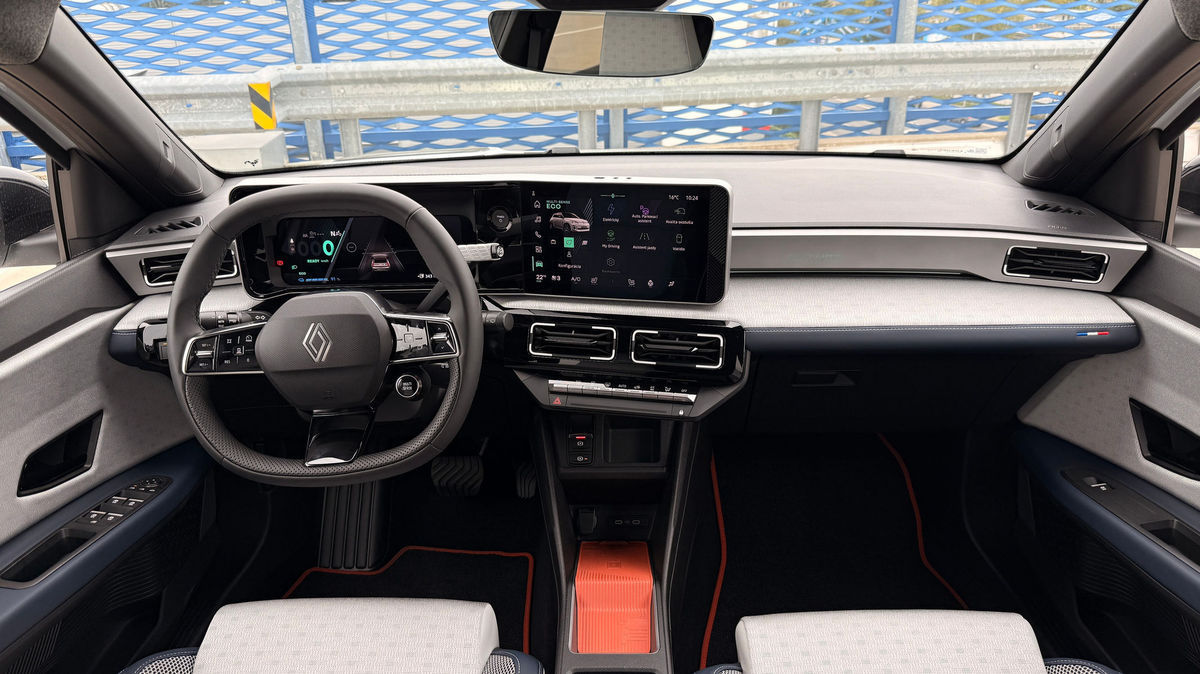 Interiéru dominujú dva 10 palcové displeje,...