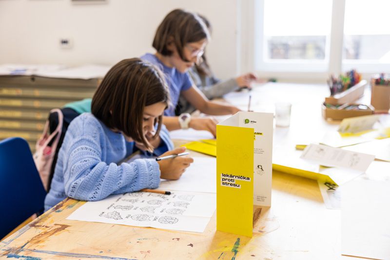 Obrázky do Lekárničky proti stresu nakreslili...