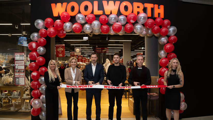 Prestrihávanie slávnostnej pásky.