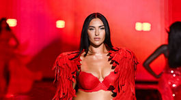 Yumi Nu kráča počas prehliadky Victoria's Secret v New Yorku.