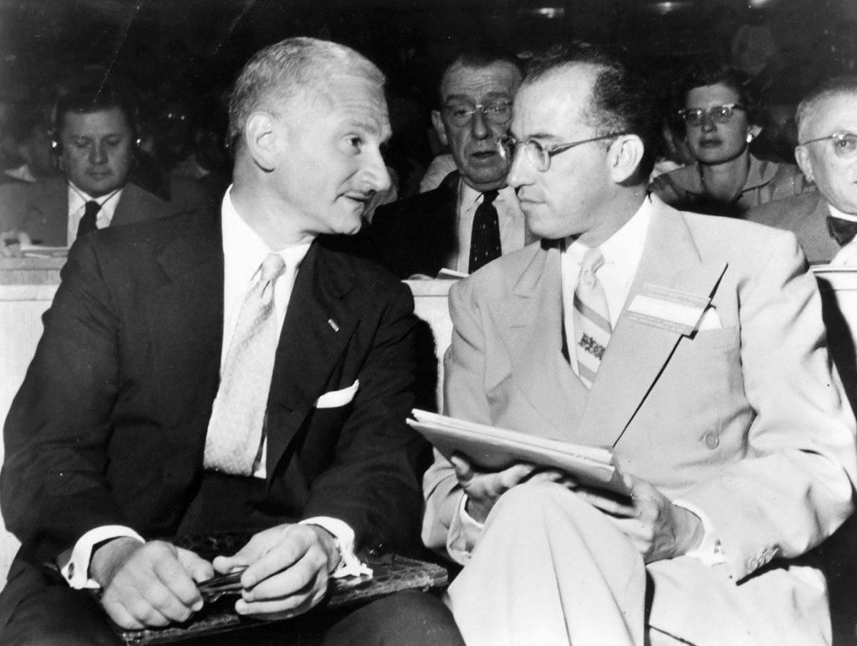 Dvaja velikáni: Dr. Albert Sabin (vľavo) a Dr....