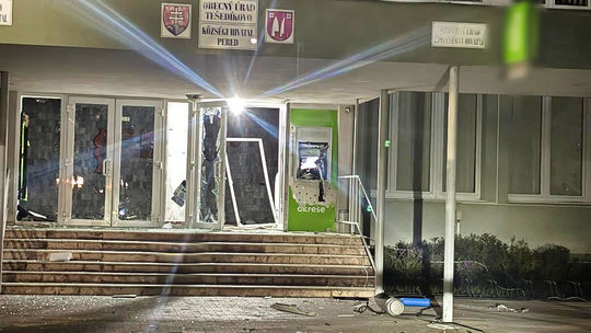 V Tešedíkove vybuchol bankomat, explózia poškodila viaceré domy
