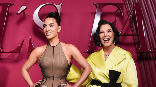 Kim Kardashian (vľavo) a Kris Jenner...