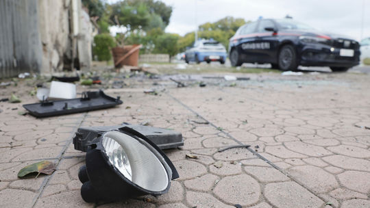Obrovský výbuch v Ríme: autá známeho talianskeho novinára vyleteli do vzduchu. Polícia preveruje stopu mafie
