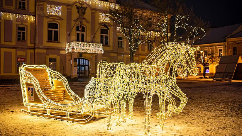Mikulášska vianočná výzdoba v centre mesta.