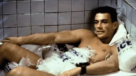 Rok 1992 a záber z filmu Univerzálny vojak. 