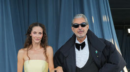 Herec Jeff Goldblum v modeli Prada a jeho manželka Emilie Livingston.