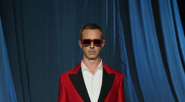 Herec Jeremy Strong od hlavy po päty v značke Loro Piana. 