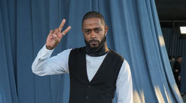 Herec LaKeith Stanfield prišiel oblečený v značke Dior. 