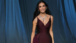 Herečka Demi Moore zvolila na večer kreáciu Prada. 