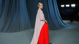 Herečka Elle Fanning prišla na slávnostný večer v kreácii Balenciaga.