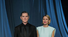 Herečka Naomi Watts v kreácii Balenciaga a jej manžel - herec Billy Crudup.