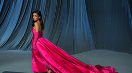 Herečka Rachel Zegler v kreácii Tamara Ralph Couture. 